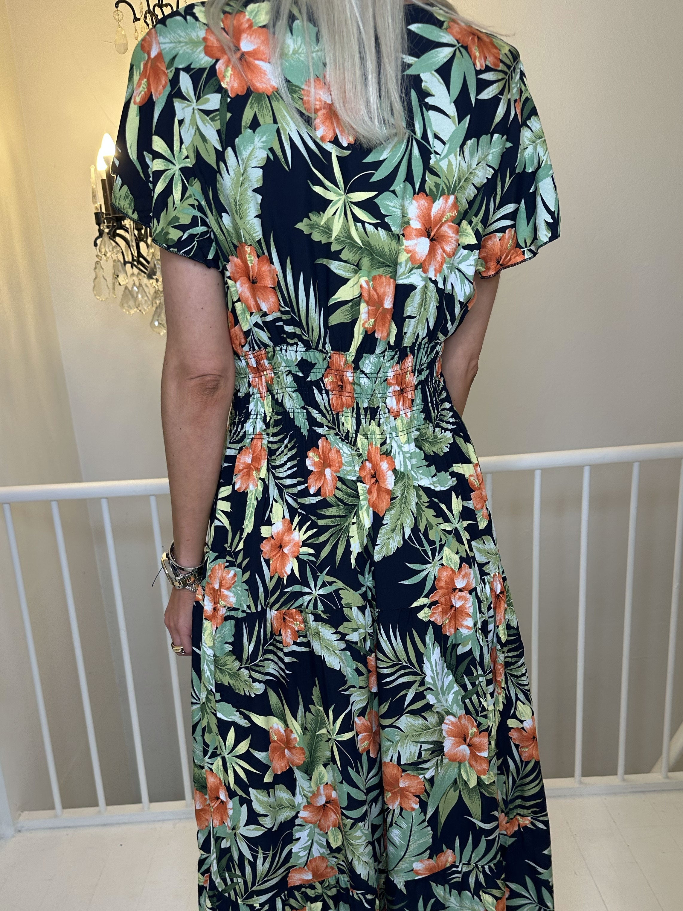 Summer Amada - Fin sommarklänning med blommönster och träknappar